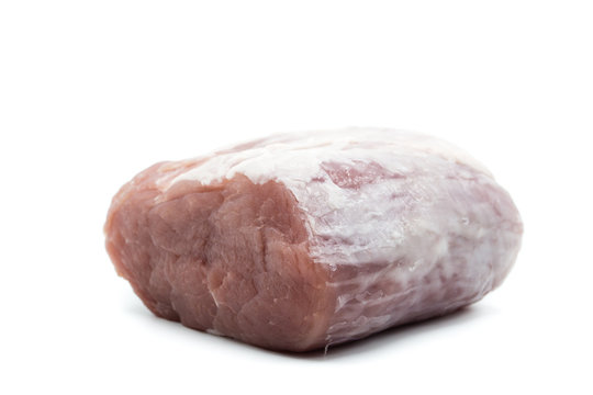 schweinefilet schweinelende schweinemedaillons isoliert freigestellt auf wei&szlig;en Hintergrund, Freisteller 