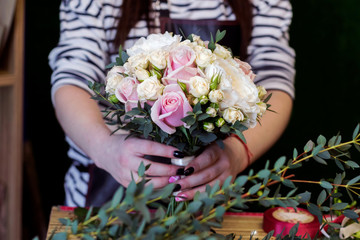 Obraz na płótnie Canvas Florist makes bouquet for wedding.