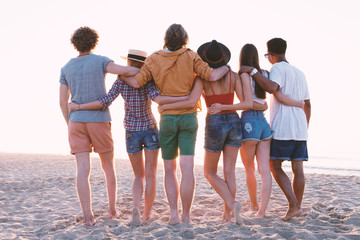 Obraz premium Group of happy friends having fun at ocean beach