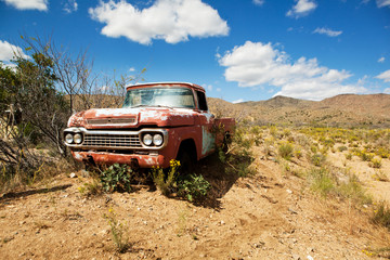 Obraz na płótnie Canvas Abandoned old car in the desert of Nevada.