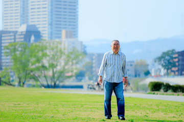 芝生の上を歩くシニア男性