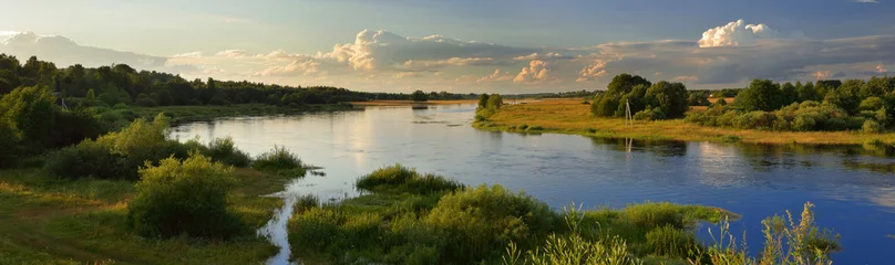 Foto op Plexiglas Zomers groothoekpanorama van de rivier © parsadanov