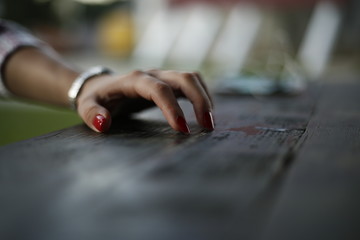Woman knocks fingers on the table
