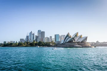 Poster de jardin Sydney Belle vue sur la côte ensoleillée sur la ligne d& 39 horizon et le célèbre opéra par une journée chaude et lumineuse, croisière en ferry du pont du quai du port à Manly City, Opera House and Quay,Sydney, NSW/Australie - 10 12 2017