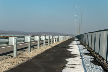 Fototapeta premium Pusta autostrada w słoneczny zimowy dzień