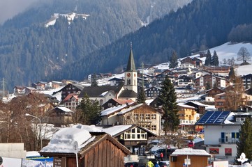 Dorf Montafon verschneit im Winter. Skigebiet im Vorarlberg in Österreich