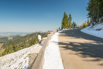 Rossfeld Panorama Stra&szlig;e in den Berchtesgadener Alpen mit Schnee und Sonne im Fr&uuml;hling