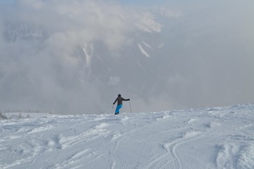 Skifahrer fährt in blauem Skianzug Ski, im Tiefschnee im Skigebiet Montafon, Vorarlberg, Österreich