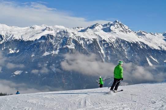 Skifahrer im Skigebiet Montafon im Vorarlberg, &Ouml;sterreich. Im Hintergrund Berge im Schnee
