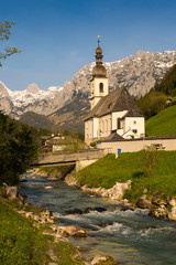 Pfarrkirche St Sebastian in Ramsau bei Berchtesgaden im Frühling