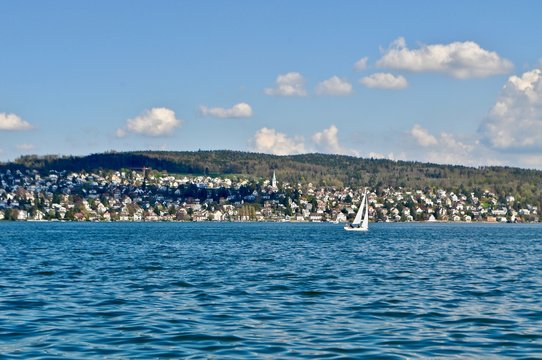 Z&uuml;richsee mit blauem Wasser , Segelschiff und blauem Himmel, Zollikon - Z&uuml;rich, Schweiz