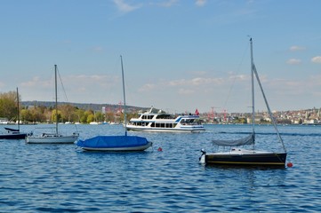 Segelboote und  Passagierschiff auf dem Z&uuml;richsee im Sommer in Z&uuml;rich, Europa