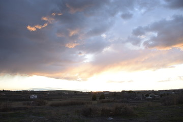 Paisaje rural con cielo tormentoso, al atardecer