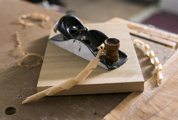 Block plane with wood shavings