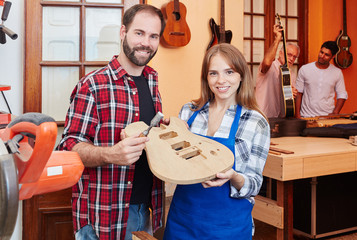 Stolzer Gitarrenbauer und Lehrling