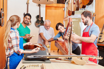 Handwerker und Lehrlinge arbeiten zusammen
