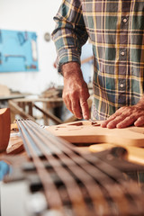 Handwerker baut eine handgefertigte Gitarre
