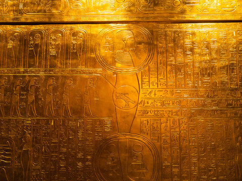 Ägyptische Schriftzeichen in Gold graviert