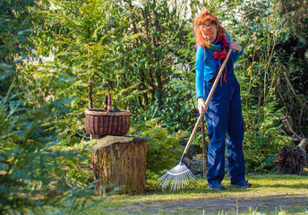 eine Frau arbeitet im Garten