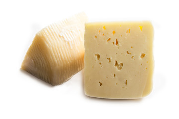 Pecorino, formaggio sardo isolato su fondo bianco