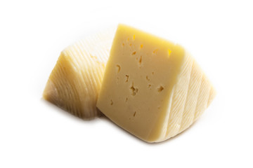 Pecorino, formaggio sardo isolato su fondo bianco