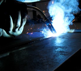 A large amount of heat and light energy in the welding zone