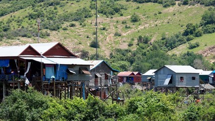 Pfahlhäuser und Boote am Tonle Sap See in Kambodscha