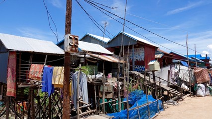 Fototapeta na wymiar Pfahlhäuser und Boote am Tonle Sap See in Kambodscha