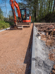 Wegebau Baumaschine und Bordsteine