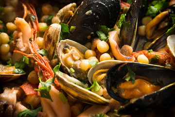 Fregola con frutti di mare, specialità di mare dalla Sardegna 