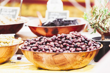 Etalage de marché, olives noires