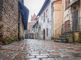 Naklejka na ściany i meble Medieval street St. Catherine's Passage or Katariina kaik, walkway in Old Town, Tallinn, Estonia