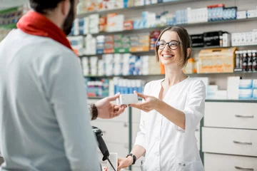 Foto op Plexiglas Apotheek Apotheker die medicijnen verkoopt in de apotheekwinkel