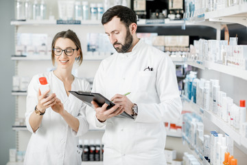 Obraz premium Pharmacists working in the pharmacy store