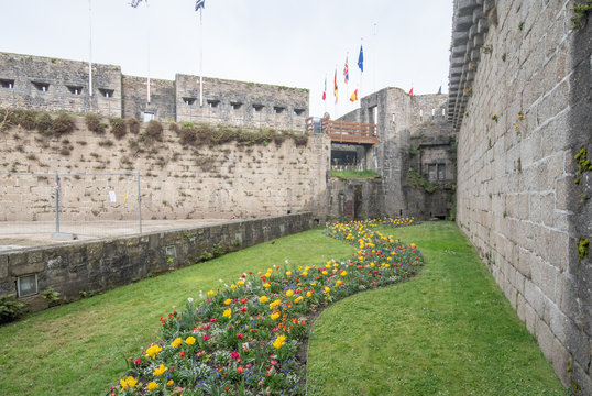 Die Stadtmauer vob Concarneau mit Blumenbeeten