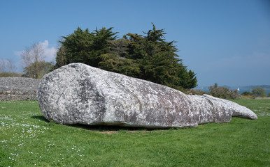 Größter bekannter Megalith in Locmariaquer nach Blitzeinschlag geteilt