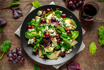 Obraz na płótnie Canvas Fresh Pears, Blue Cheese salad with vegetable green mix, Walnuts, red grapes. healthy food