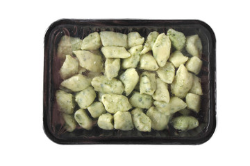   Zielone kluski . Przygotowane danie zapakowane w pudełko na białym tle  