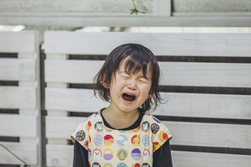 泣いている子供