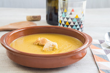 Pure con verduras y un currusco de pan