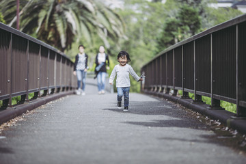 走る子供