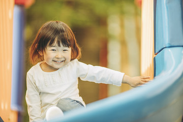 公園で遊ぶ子供