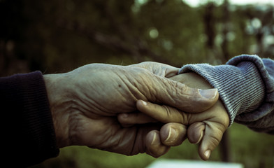 Abuelo cogiendo la mano de su nieto
