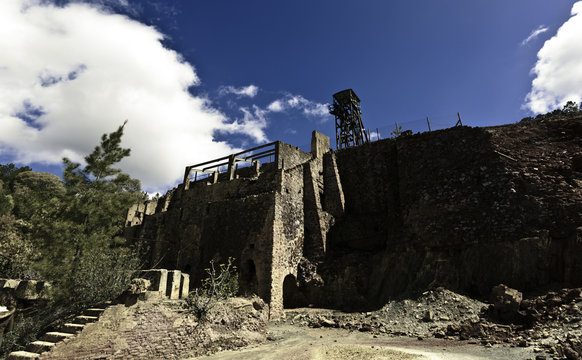Malacate sobre ruinas mineras