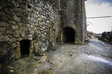 Obraz premium Muros antiguos de piedra y entrada al túnel