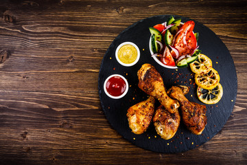 Grilled chicken drumsticks and vegetables