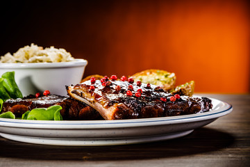 Tasty grilled ribs with vegetables