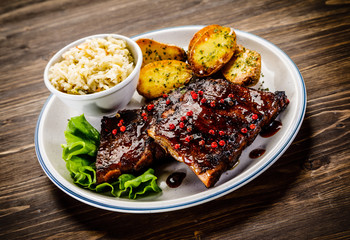 Tasty grilled ribs with vegetables