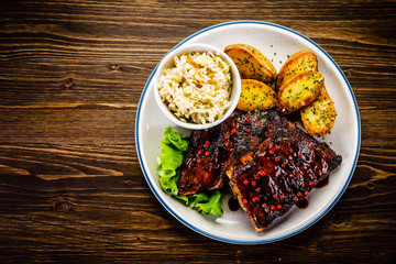 Tasty grilled ribs with vegetables