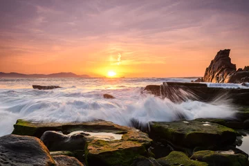 Keuken foto achterwand Zonsondergang aan zee geweldig zonsonderganglandschap op rotsachtig strand